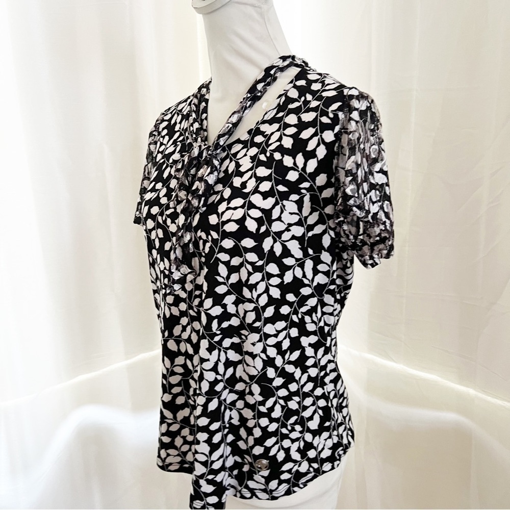 Adrienne Vittadini Blouse NWT Black White Leaf Prnt Lace Sleeve Tie Neck VK32766 - Picture 3 of 12